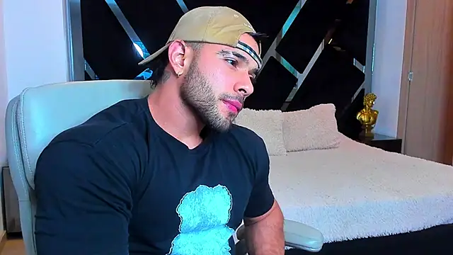 Snapshot of Raytorres chatting on 04.15.26 Raytorres online show from 04.15.26