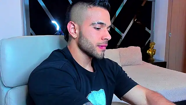 Snapshot of Raytorres chatting on 04.26.26 Raytorres online show from 04.26.26