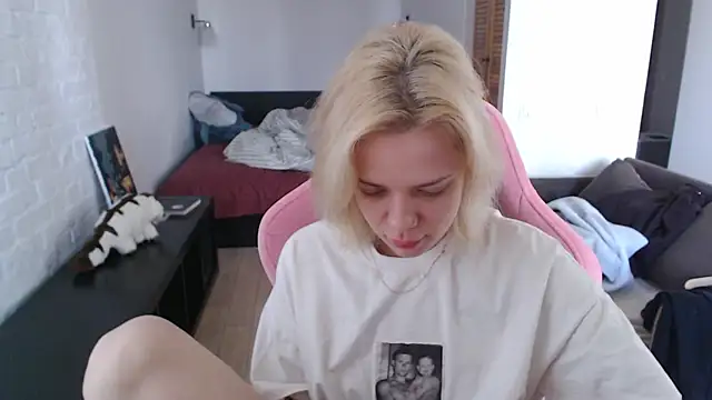Snapshot of TenderChloe chatting on 04.04.26 TenderChloe online show from 04.04.26