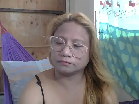 Snapshot of PinayChristine chatting on 04.09.26 PinayChristine online show from 04.09.26