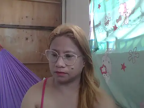 Snapshot of PinayChristine chatting on 04.10.26 PinayChristine online show from 04.10.26