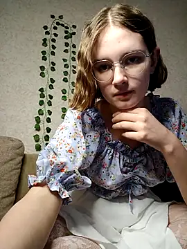 Snapshot of Heyy_Mia chatting on 03.27.26 Heyy Mia online show from 03.27.26