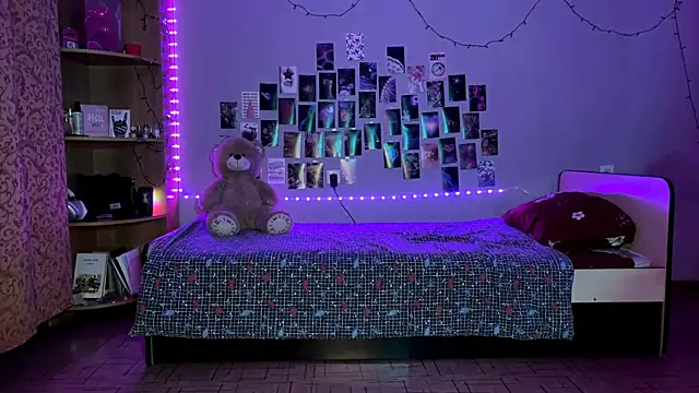 Snapshot of MoonRavelle chatting on 04.01.26 MoonRavelle online show from 04.01.26