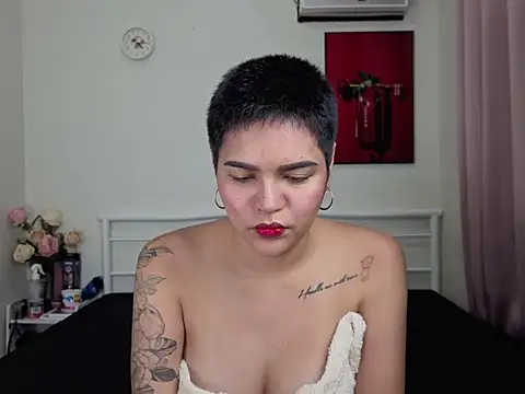 Snapshot of monicaconde chatting on 05.21.26 monicaconde online show from 05.21.26