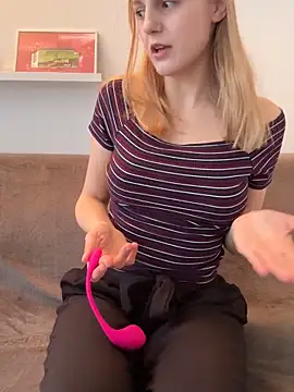 Snapshot of CutieLaura chatting on 03.25.26 CutieLaura online show from 03.25.26