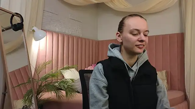 Snapshot of emma_chaser chatting on 04.21.26 emma chaser online show from 04.21.26