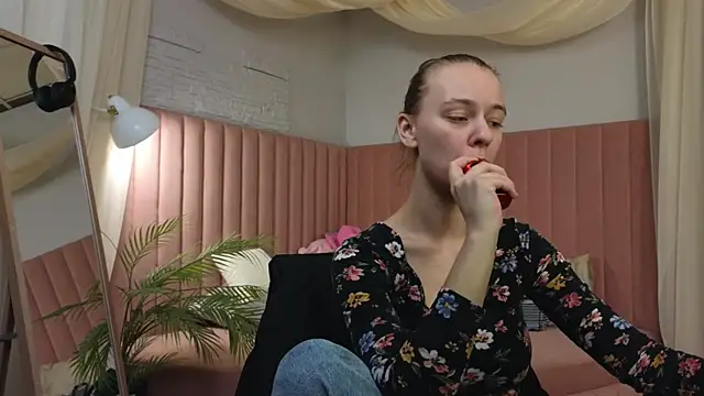Snapshot of emma_chaser chatting on 04.21.26 emma chaser online show from 04.21.26