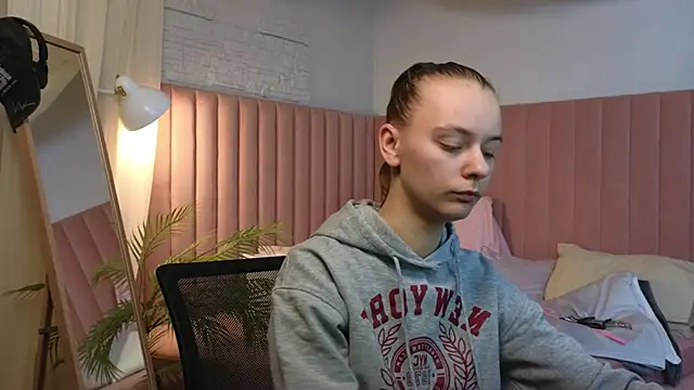 Snapshot of emma_chaser chatting on 04.29.26 emma chaser online show from 04.29.26