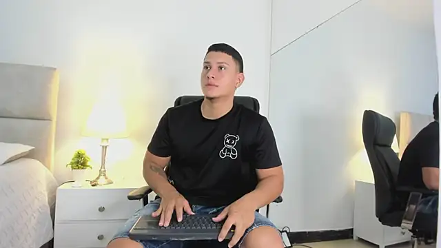 Snapshot of Chriss_Diamond chatting on 05.26.26 Chriss Diamond online show from 05.26.26