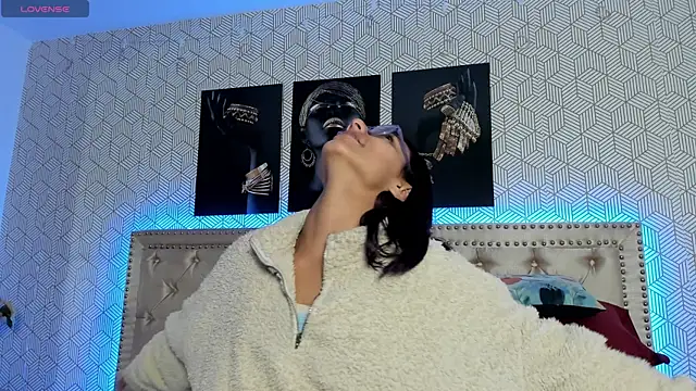 Snapshot of ValeAlvarez_ chatting on 04.18.26 ValeAlvarez online show from 04.18.26