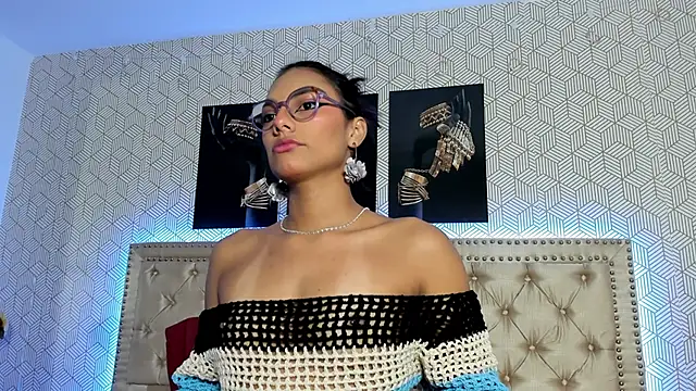 Snapshot of ValeAlvarez_ chatting on 04.19.26 ValeAlvarez online show from 04.19.26