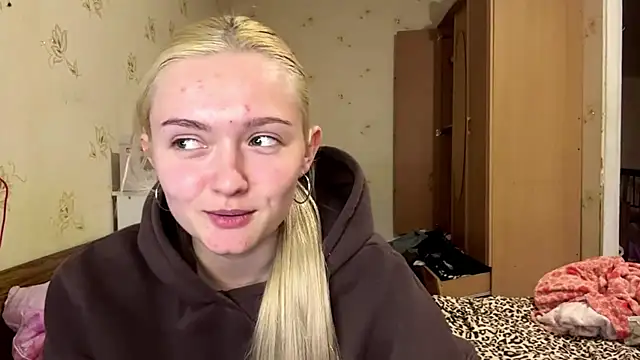 Snapshot of Sophia_Blonde chatting on 04.10.26 Sophia Blonde online show from 04.10.26