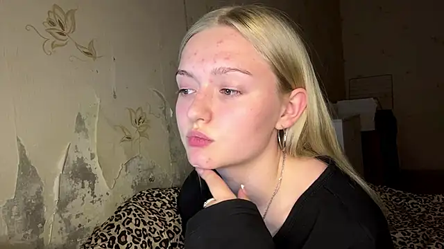 Snapshot of Sophia_Blonde chatting on 04.15.26 Sophia Blonde online show from 04.15.26