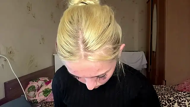 Snapshot of Sophia_Blonde chatting on 05.11.26 Sophia Blonde online show from 05.11.26