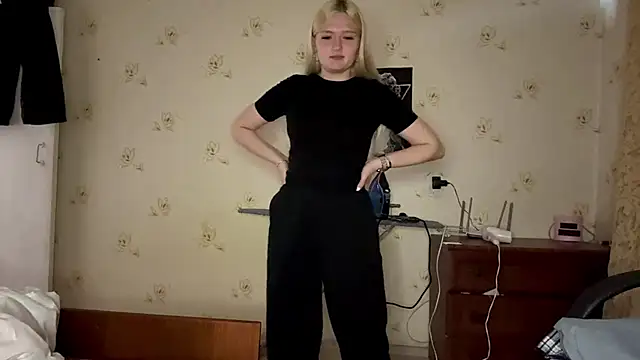 Snapshot of Sophia_Blonde chatting on 05.17.26 Sophia Blonde online show from 05.17.26