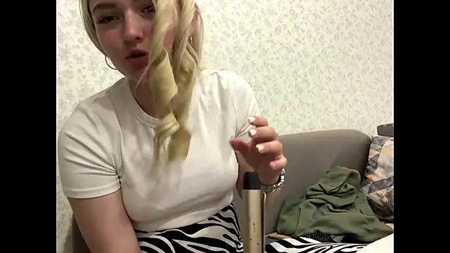 Snapshot of Sophia_Blonde chatting on 05.18.26 Sophia Blonde online show from 05.18.26