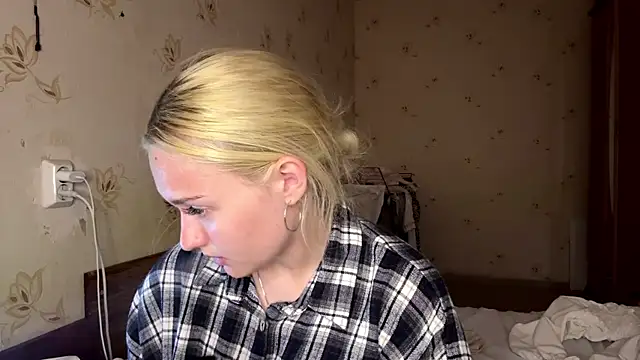 Snapshot of Sophia_Blonde chatting on 05.20.26 Sophia Blonde online show from 05.20.26