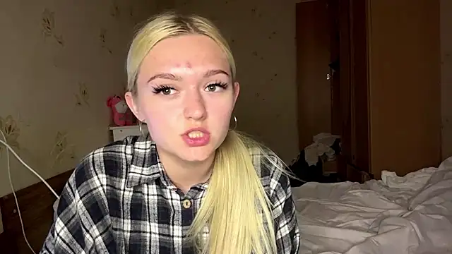 Snapshot of Sophia_Blonde chatting on 05.25.26 Sophia Blonde online show from 05.25.26