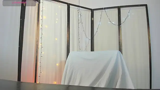 Snapshot of IslaScott chatting on 05.04.26 IslaScott online show from 05.04.26