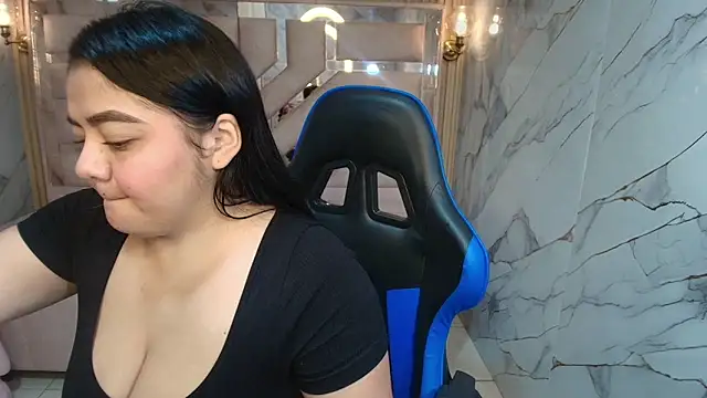 Snapshot of luna__r_ chatting on 04.02.26 luna r online show from 04.02.26