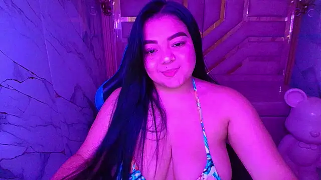 Snapshot of luna__r_ chatting on 04.23.26 luna r online show from 04.23.26