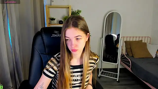 Snapshot of Miss_Shanel chatting on 04.19.26 Miss Shanel online show from 04.19.26