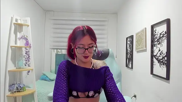 Snapshot of Sara_Red_X chatting on 04.22.26 Sara Red X online show from 04.22.26