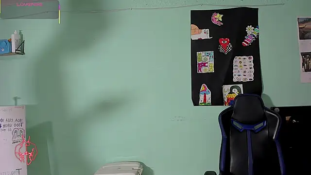 TYLERhHOT2005 online show from 04.27.26