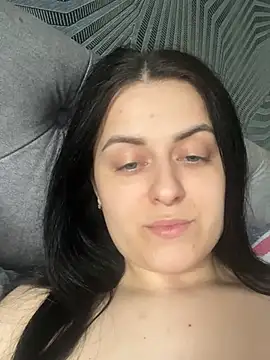 Snapshot of Velliaa chatting on 05.19.26 Velliaa online show from 05.19.26