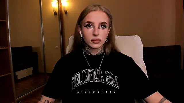 Snapshot of harley_kimm chatting on 04.18.26 harley kimm online show from 04.18.26