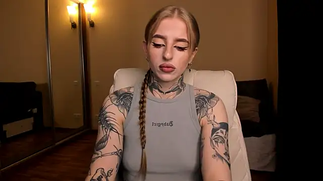 Snapshot of harley_kimm chatting on 05.17.26 harley kimm online show from 05.17.26
