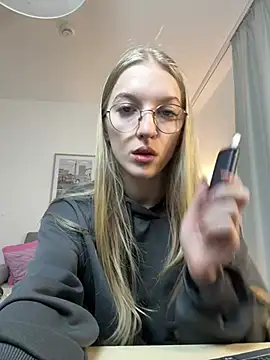 Snapshot of EvaEvis chatting on 04.15.26 EvaEvis online show from 04.15.26