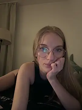 Snapshot of EvaEvis chatting on 04.15.26 EvaEvis online show from 04.15.26