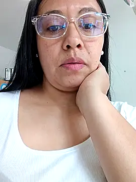 Snapshot of Violeta--7 chatting on 04.17.26 Violeta--7 online show from 04.17.26