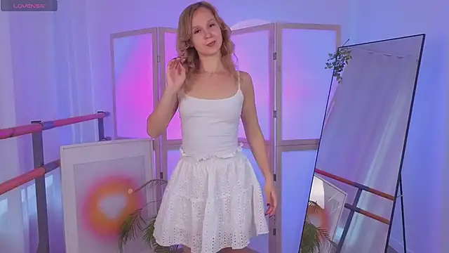 Snapshot of sophie_blossom_ chatting on 06.17.26 sophie blossom online show from 06.17.26