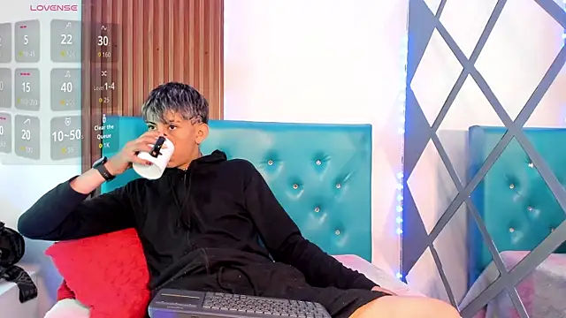 Snapshot of Tommy_Fox chatting on 04.27.26 Tommy Fox online show from 04.27.26