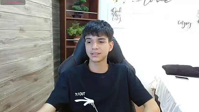 Snapshot of maxim_rod chatting on 04.24.26 maxim rod online show from 04.24.26