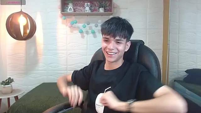 Snapshot of maxim_rod chatting on 05.17.26 maxim rod online show from 05.17.26