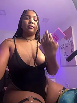Snapshot of madisoncurt_ chatting on 05.19.26 madisoncurt online show from 05.19.26