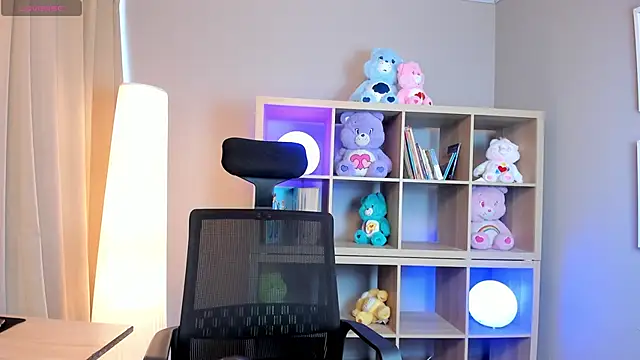 Snapshot of Saphyralux chatting on 05.23.26 Saphyralux online show from 05.23.26