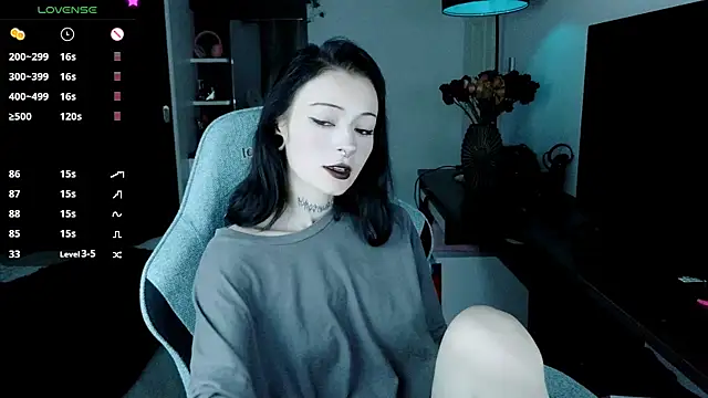 Snapshot of H3xD0ll chatting on 05.16.26 H3xD0ll online show from 05.16.26