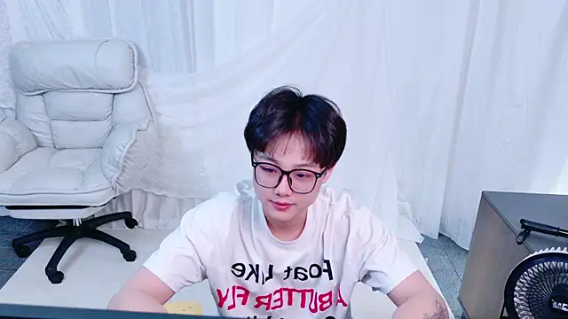 Snapshot of Dkcolo chatting on 04.26.26 Dkcolo online show from 04.26.26