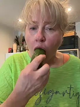 Tinchen Milf online show from 04.17.26