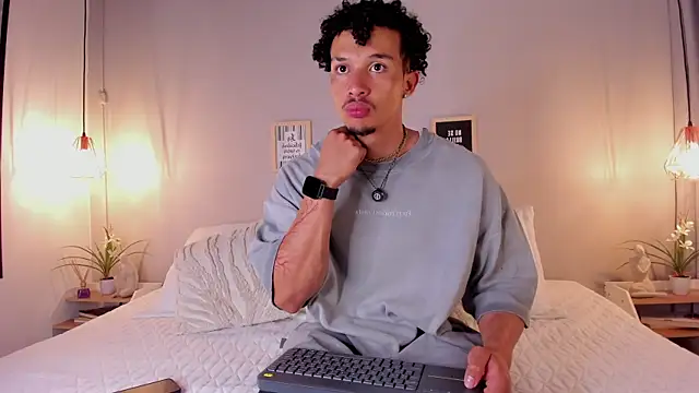 Snapshot of dominik_drake chatting on 06.18.26 dominik drake online show from 06.18.26