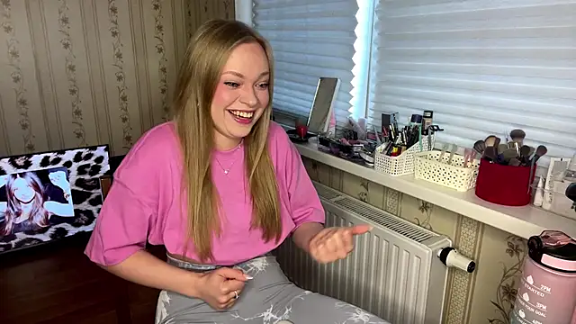 Snapshot of LolaZola chatting on 03.30.26 LolaZola online show from 03.30.26