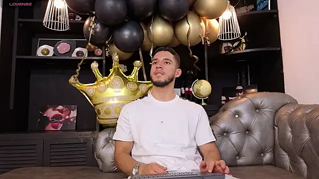 Snapshot of axel_tone chatting on 05.19.26 axel tone online show from 05.19.26