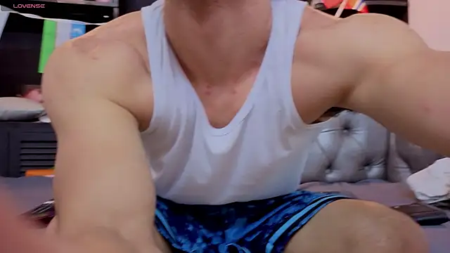 Snapshot of axel_tone chatting on 06.26.26 axel tone online show from 06.26.26