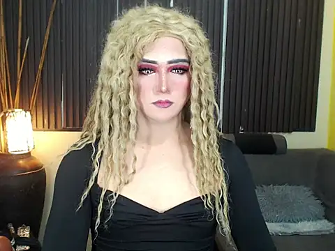 Snapshot of HugexMsLovelyxCock chatting on 04.22.26 HugexMsLovelyxCock online show from 04.22.26
