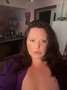 Snapshot of EmberVael chatting on 07.25.26 EmberVael online show from 07.25.26