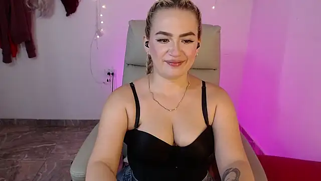 Snapshot of Carolina_2403 chatting on 06.25.26 Carolina 2403 online show from 06.25.26